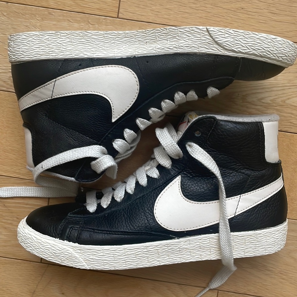 Nike Women’s Blazer Mid '77 in Black and White Leather